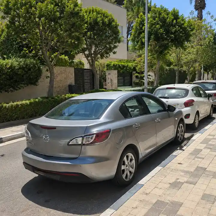 מאזדה 3 2009 כסופה – מבט אחורי וצד
