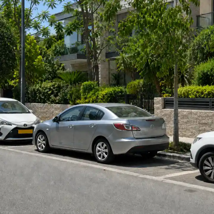 מאזדה 3 2009 כסופה – מבט אחורי וצד בסביבה עירונית